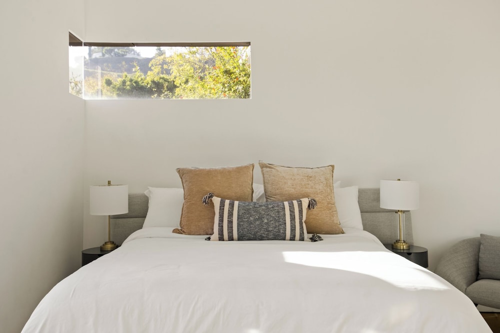 Belfast Estate - Mid-century Meets Modern - Luxe Poolside Villa