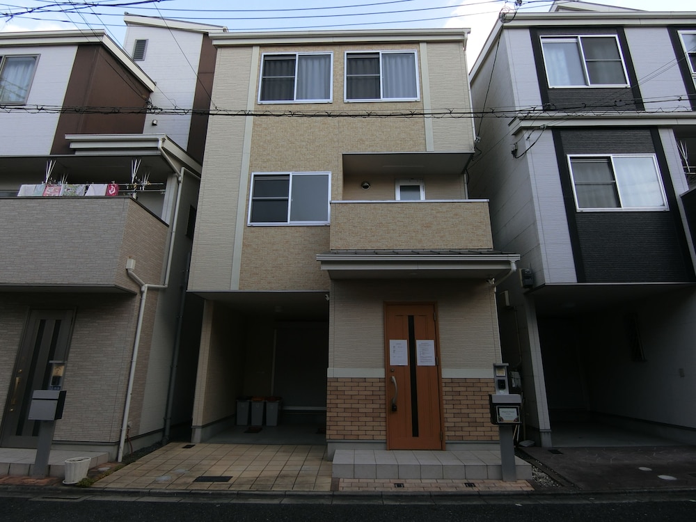 eRapos House Imamiya