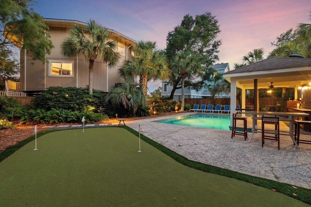 Private Pool, Putting Green & Steps to Isle of Palms Beach Paradise on Palm