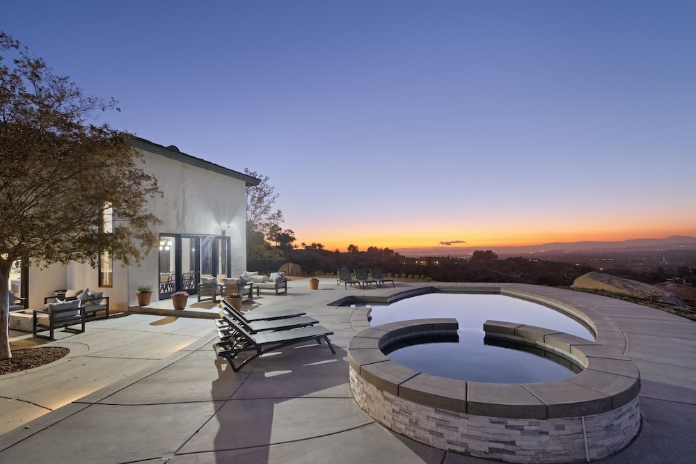 Chateau Evie James -high End Luxury Home W/pool,hot Tub,gameroom 5 Bedroom Home by RedAwning