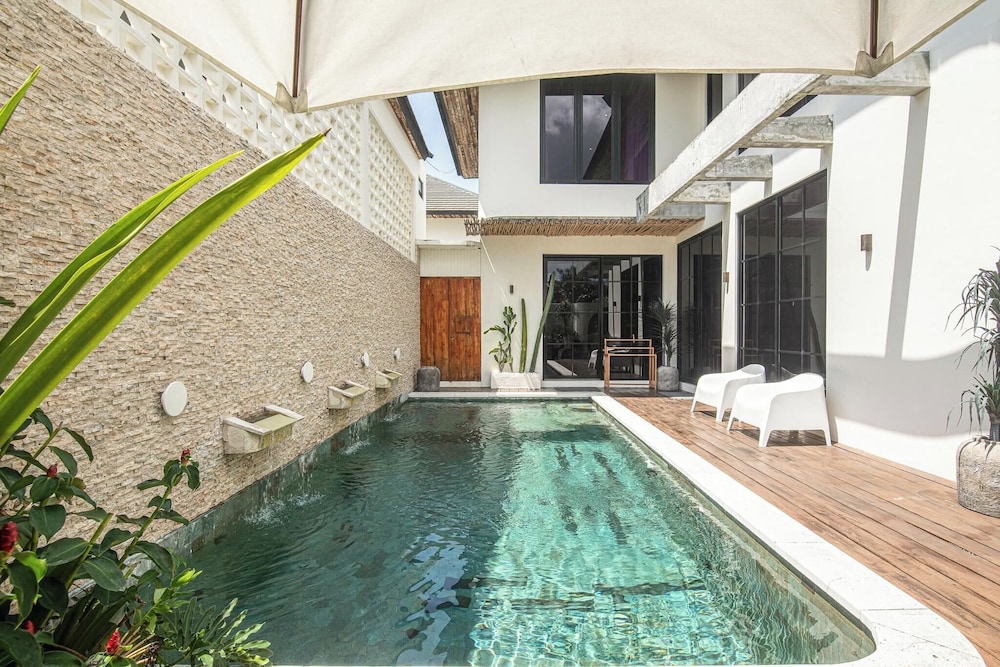 Chic 4-br Villa in Central Seminyak, Beach 5 Mins