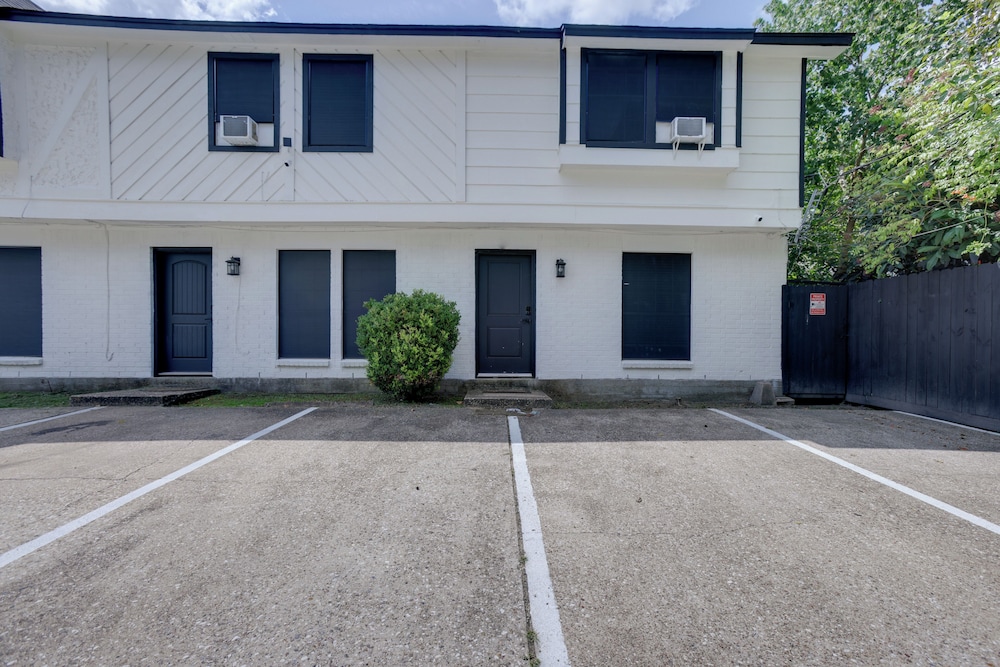 4 Mi to Iah: Suburban Houston Townhome
