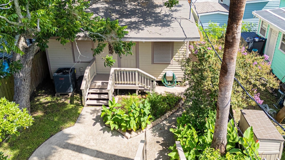 Cottage On Ave O 2 Bedroom Home