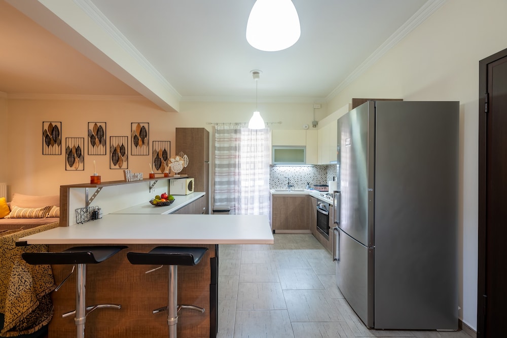 Charming 2BR retreat near market & beach