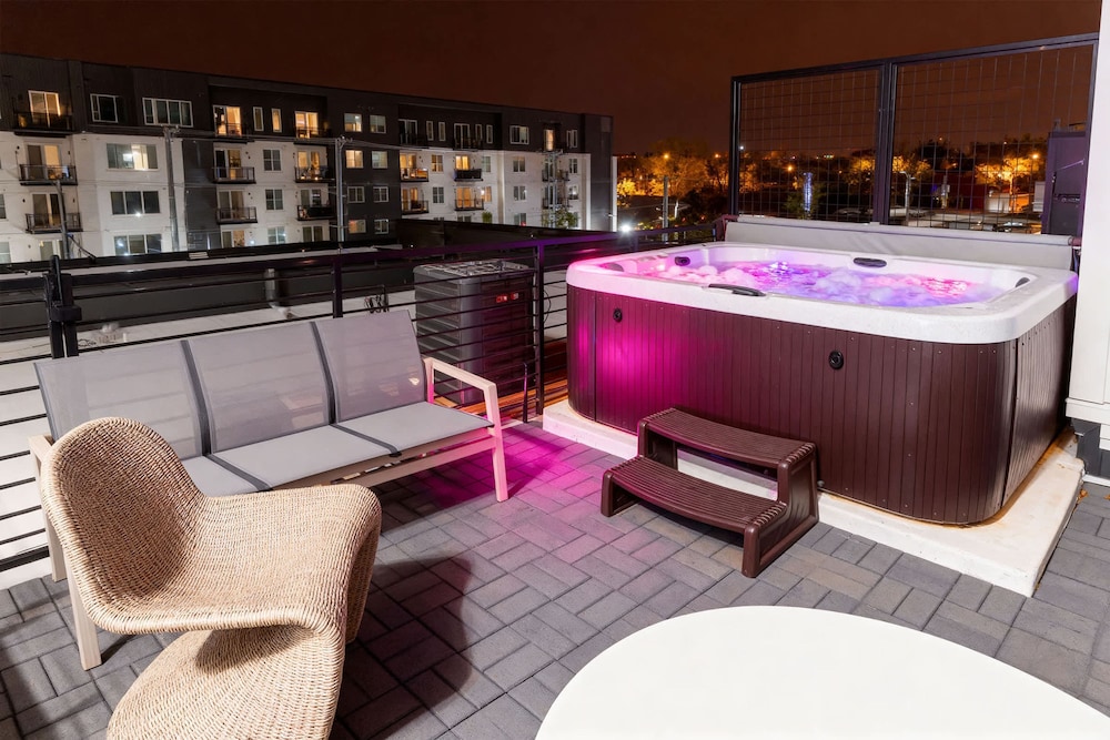 Luxe 4BR Retreat With Hot Tub Skyline Deck