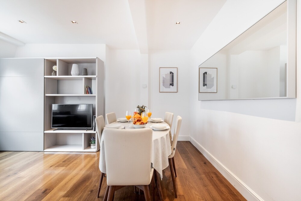 Stylish 2BR 2BA by the Heart of Soho