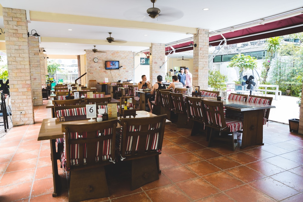 Feung Nakorn Balcony Rooms and Cafe