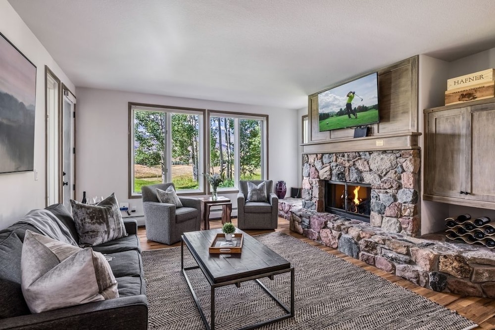 Stunning Renovated 2 Bedroom in Arrowhead Village! Studio Condo