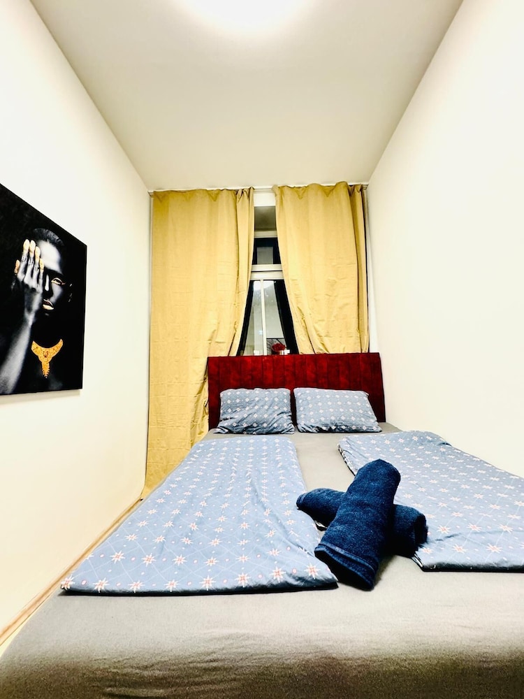 4BR Apartment for 8 Near FAC Platz