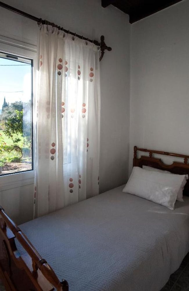 Green Yard Retreat - Family Getaway in Sidari Corfu