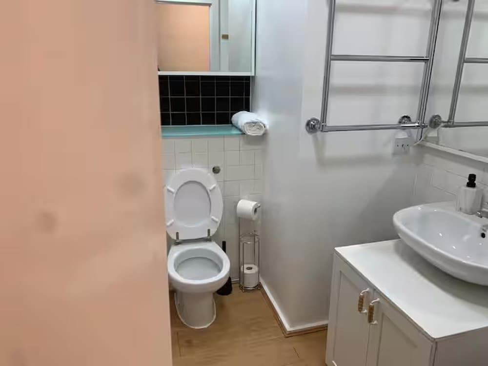 4 Guests - Free Parking - Easy Access to London