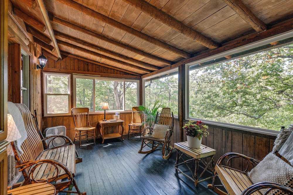 Lakefront Log Cabin Retreat w/ Hot tub + Kayaks!