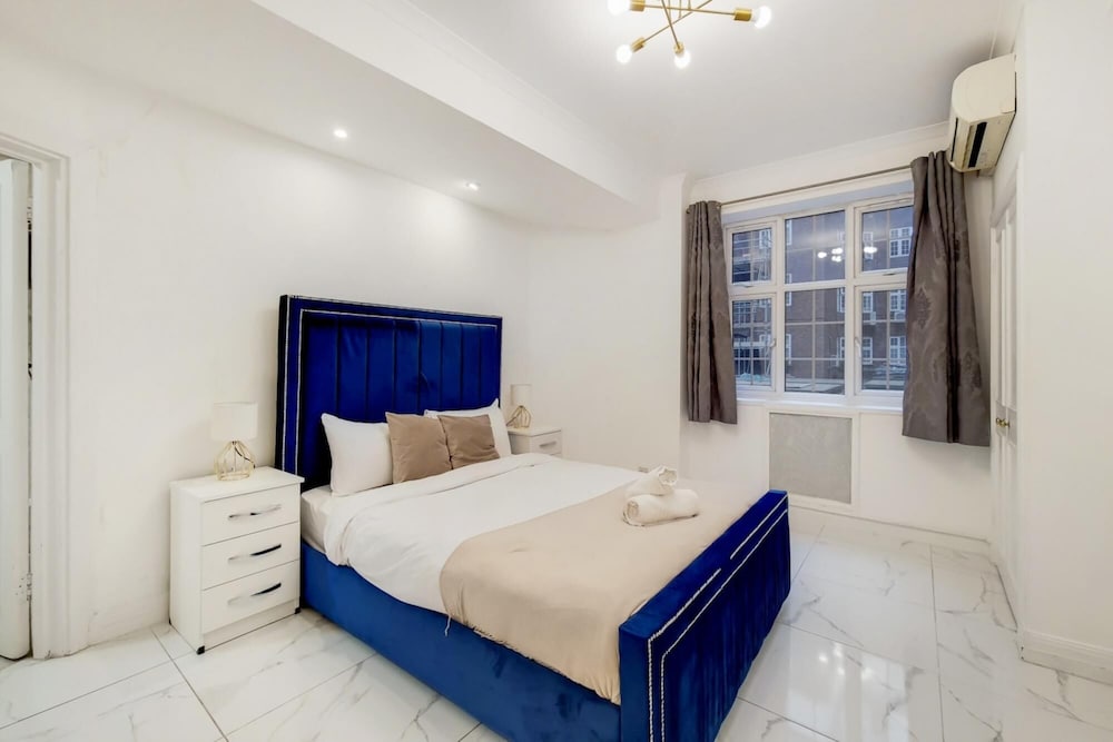 Bright Spacious Apartment Opposite Harrods view 2