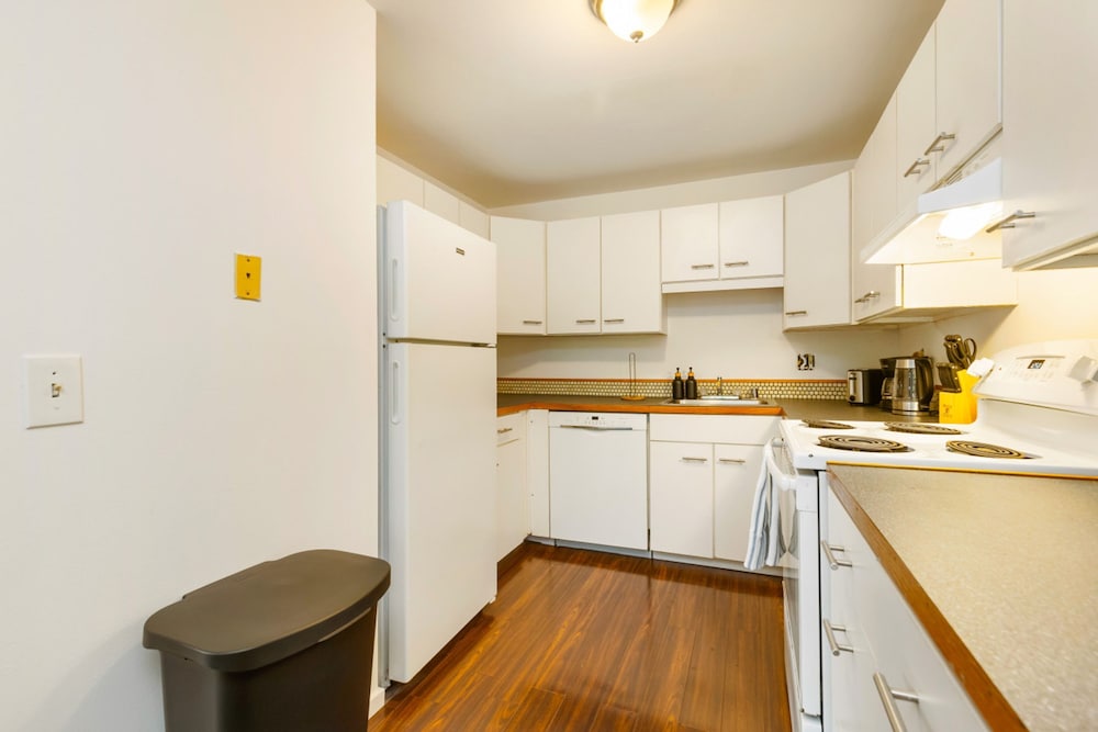Bright 2BR Lynnwood Retreat