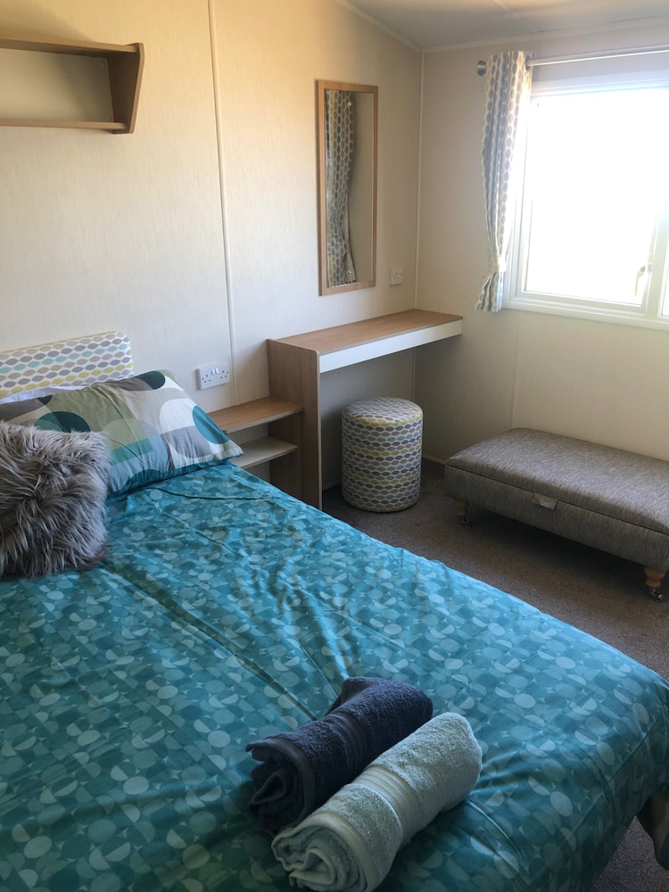 Gwel y Mor 2-bed Chalet With Sea Views & Terrace
