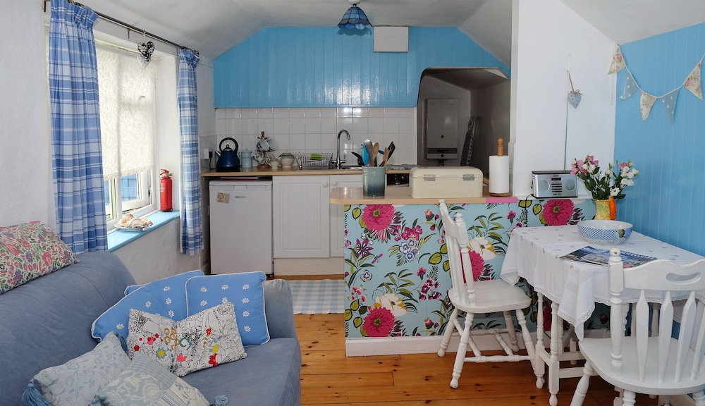 Wellspring Cottage nr Kynance Cove view 5