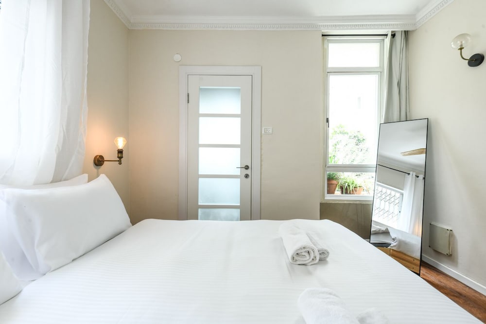 Stylish and Modern 3BR TelAviv Apartment view 2