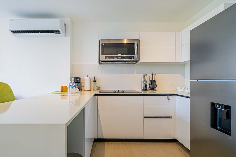 w Beautiful 1BR w Perfect Balcony View