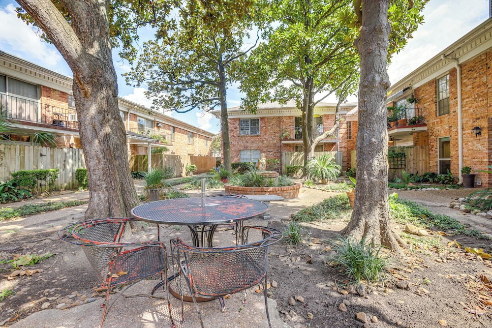 2 Mi to The Galleria: Uptown Houston Retreat!