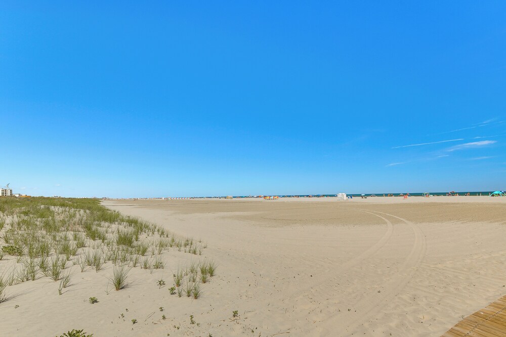 Beachfront Wildwood Crest Condo w/ Pool Access! view 5