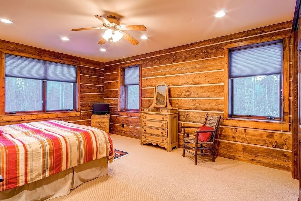 Bear Lodge 6 Bedroom Home by RedAwning