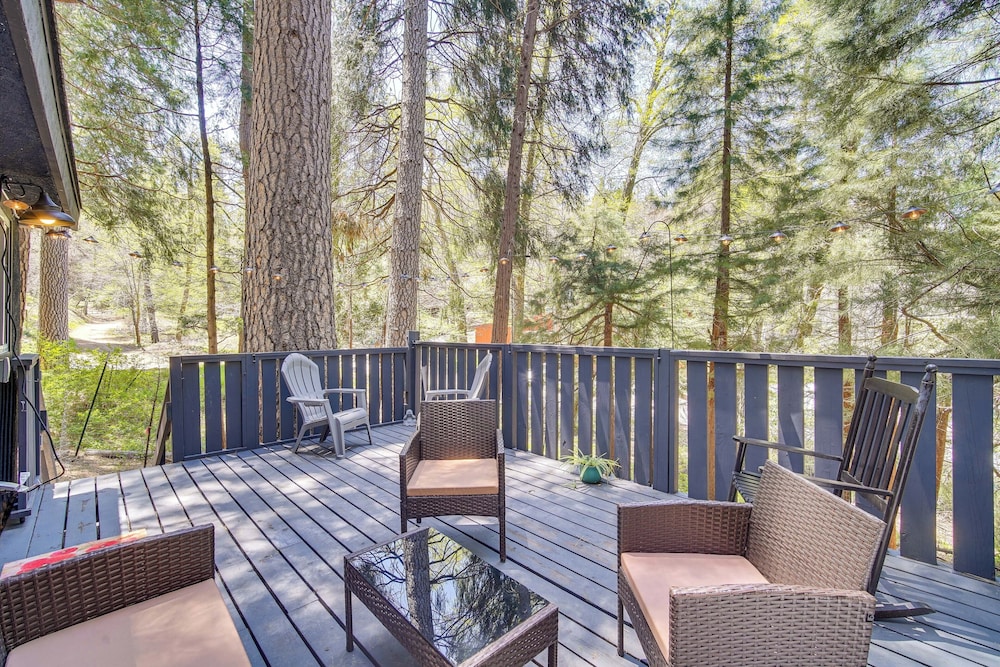 Crestline Vacation Rental, Close to Hiking Trails!