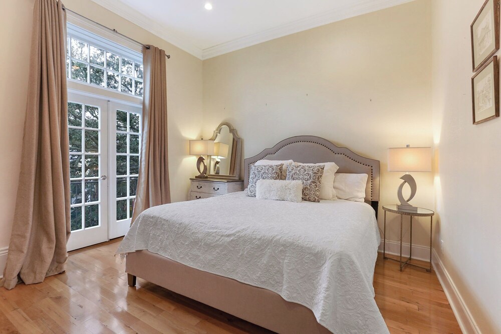 Spacious 3BR Condo in New Orleans - Image 5