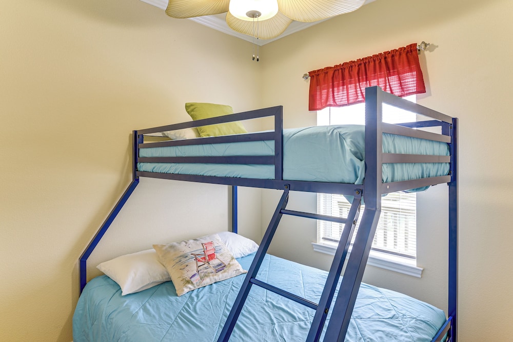 Walk to Beach: Bayfront Gilchrist Getaway!