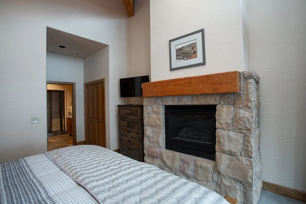 Sterling Lodge at Deer Valley Resort - Three Bedroom Condo with Hot Tub #108 3 Condo