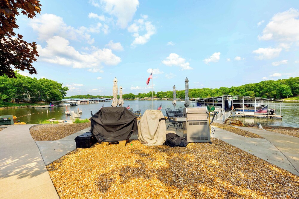 Carefree Tranquility at the Lake Waterfront Stay for 4 With Resort Amenities