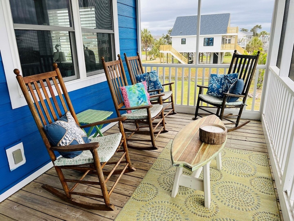 Heaven's Anchor 3 Bedroom Home by RedAwning