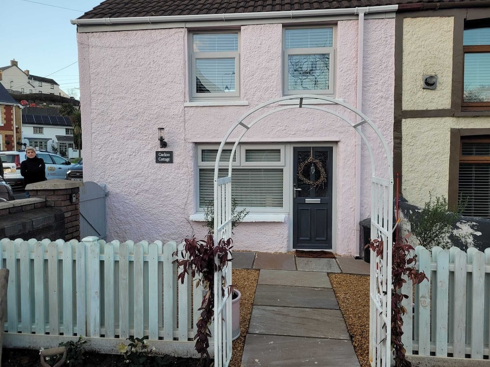 Bridgend Vacations - Charming 1-bed Cottage in Brynmenyn - Property Image 2