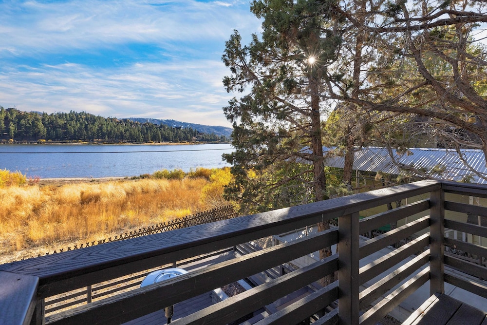 Viewtopia by Avantstay Lakefront Views + Hot Tub
