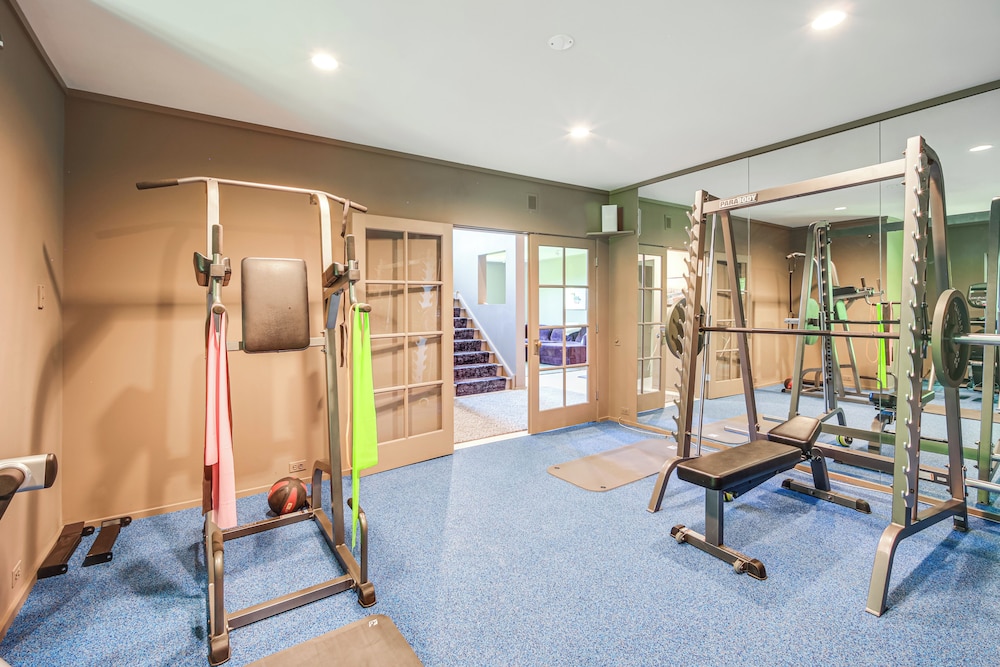 Group-friendly Newbury Stunner: Home Gym, Hot Tub!