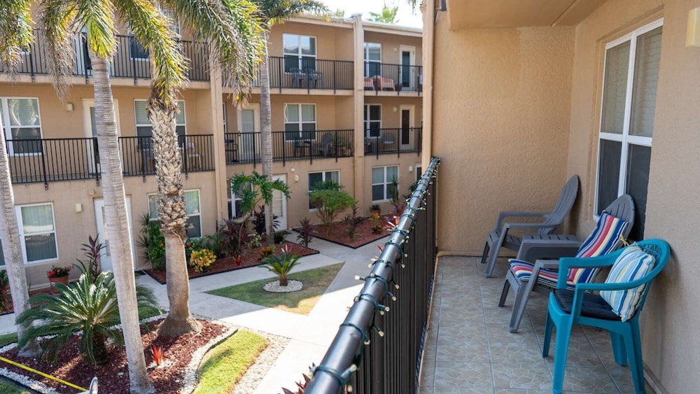 Cozy Family Retreat Steps To Beach Pool / Hot 2 Bedroom Apts