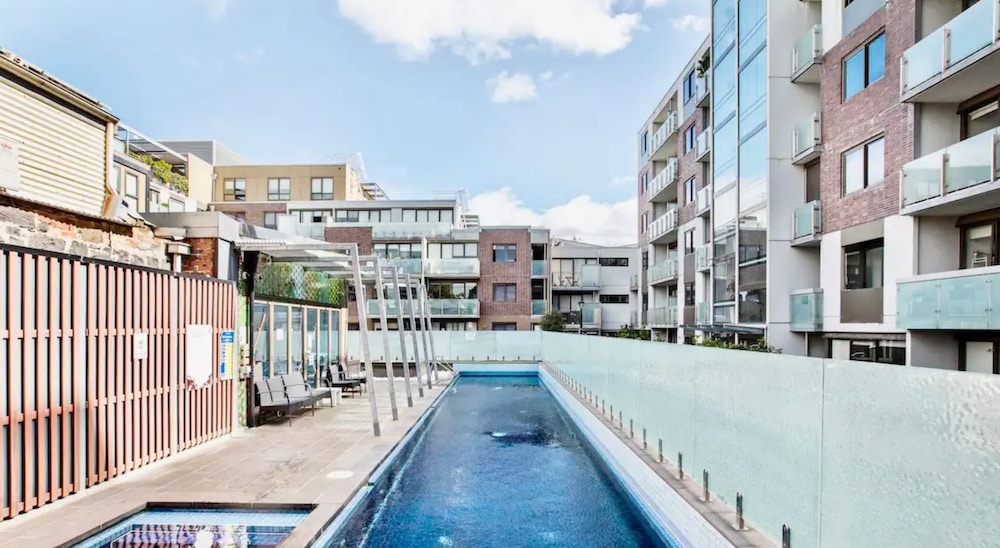 Charming 1BR in Fitzroy w/ Parking, Pool, + Gym!