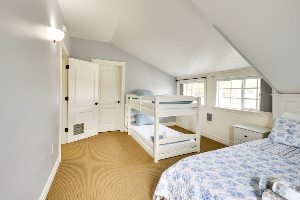 Coastal Lincoln City Home w/ Spacious Deck! view 4