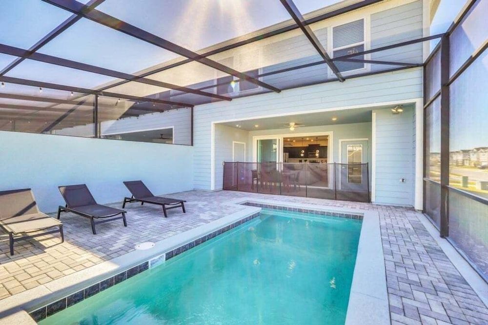 The Cutest Tonwhome & Private Splash Pool! 5 Bedroom Townhouse