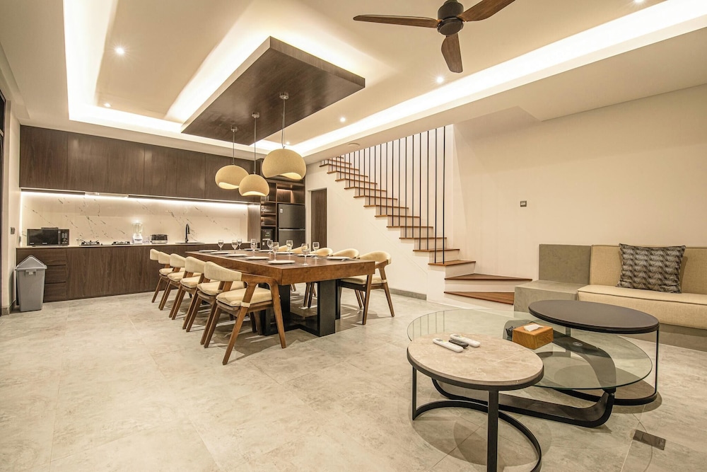 Tropical Elegance 5BR Canggu Villa Near Beach