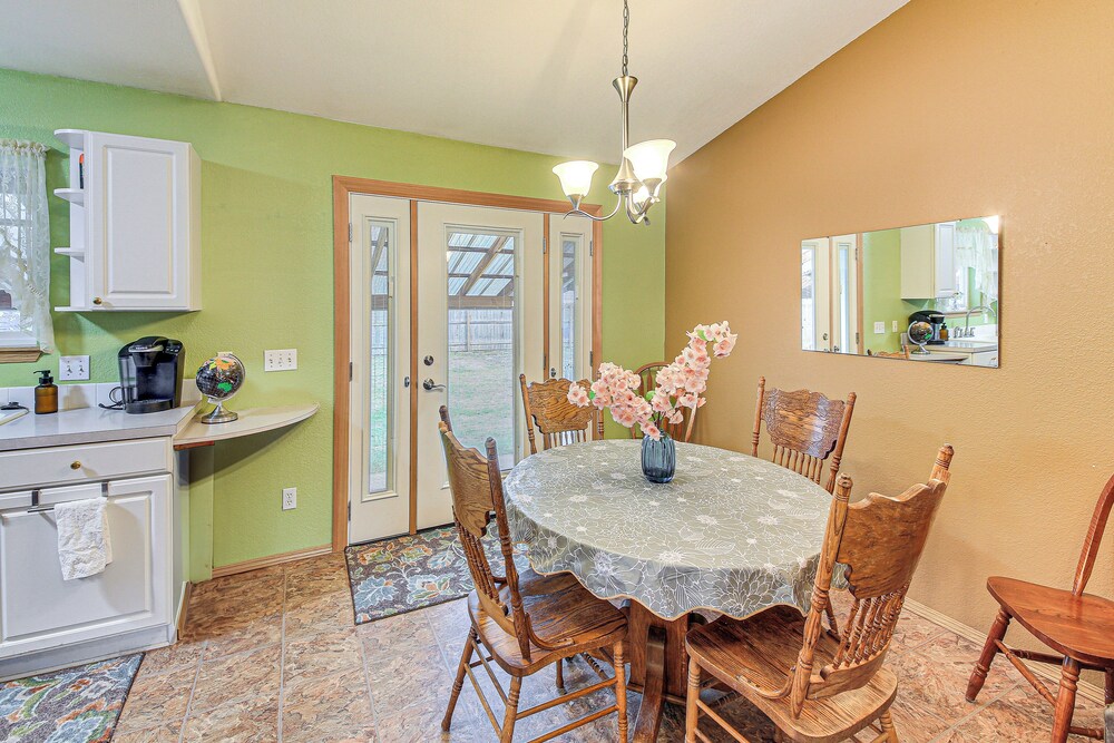 8 Mi to Bonners Ferry: Quiet Getaway w/ Patio