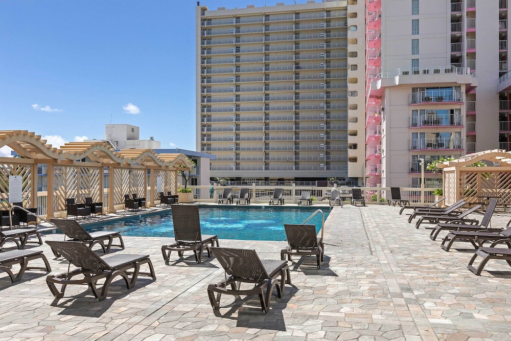 Vibrant Studio in the Heart of Waikiki!