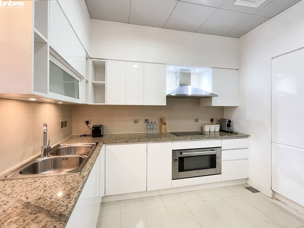 1B-Tiara Aquamarine-G05 by bnbme homes