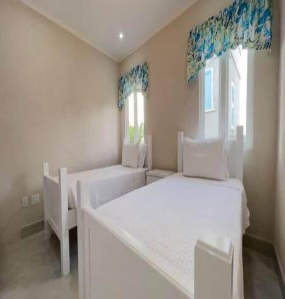 Villa Francoise - 4 Bedroom Beachfront w Pool
