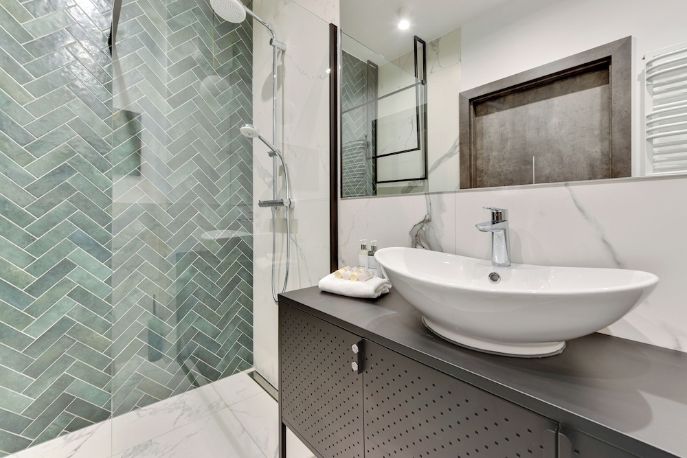Aura III & Parking by Downtown Apartments