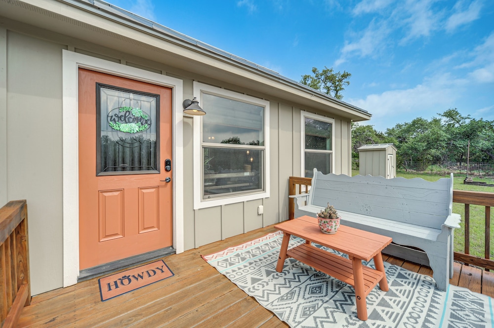 8 Mi to Dtwn Wimberley: Cabin Retreat on 5 Acres!