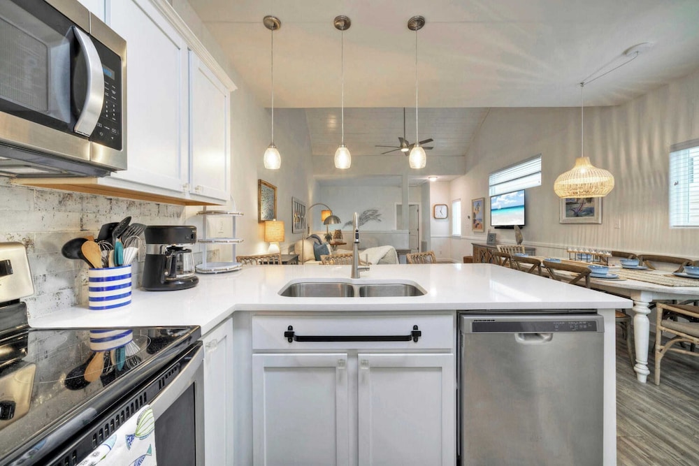 Sleeps 29, 3 Homes Beachside Resort Pool, Walk to the Beach