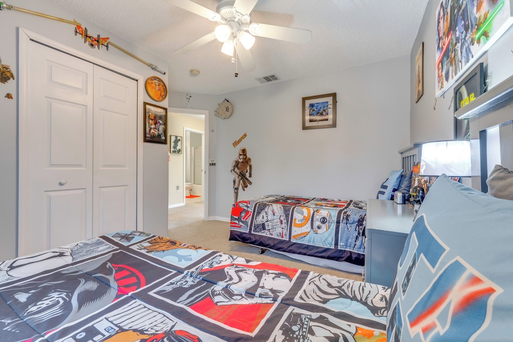 10 Mi to Disney Parks: Resort Retreat w/ Patio