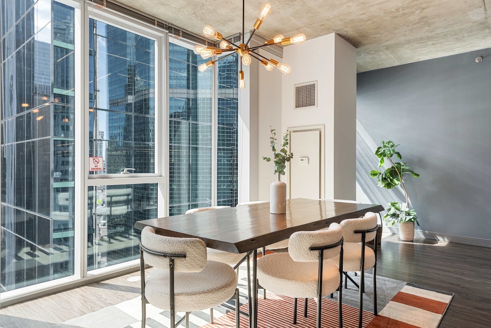 Exclusive 3BR City Views Top Amenities Central