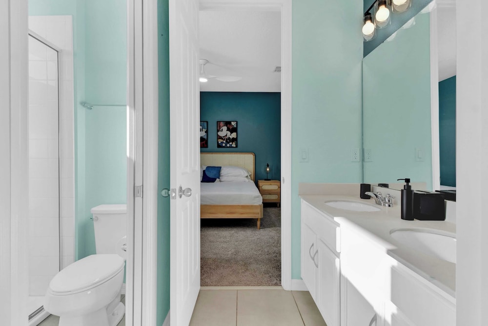 Sleeps 20! 9bdr, Star Wars-themed Game Room, Pool, Hot Tub Nassau by Avantstay