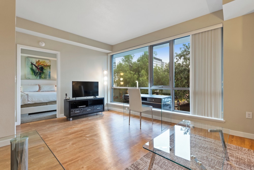 Global Luxury Suites at Woodbury